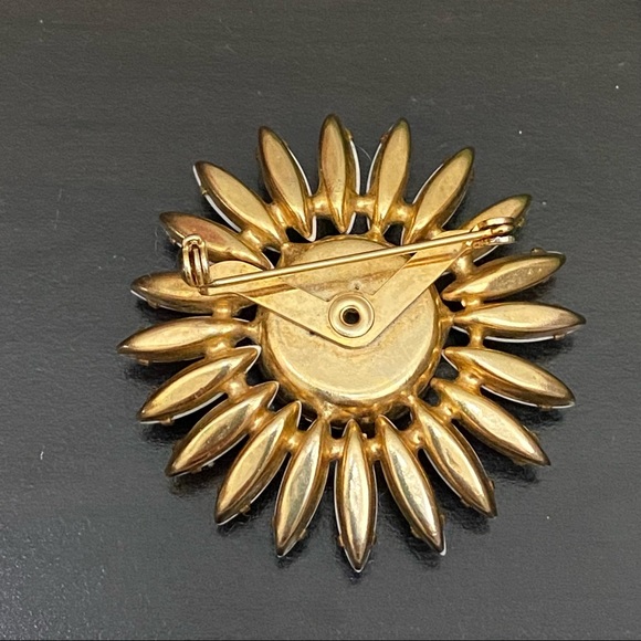 Vintage Unsigned White Milk Glass Daisy Flower Marquis Brooch - Picture 8 of 8